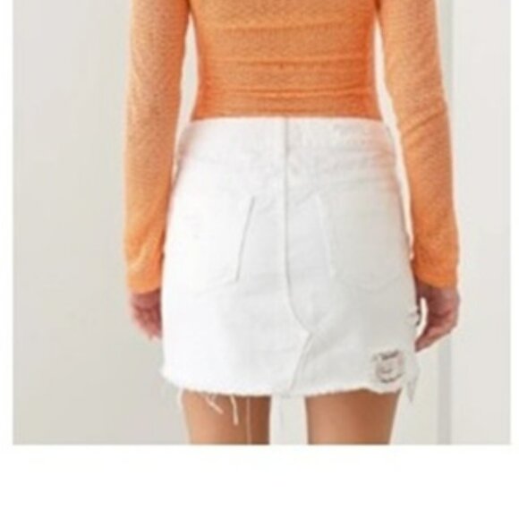 White Denim Skirt, Trendy Frayed, Size M, New with Tags - Picture 3 of 3